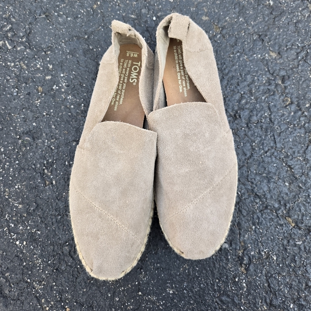 Toms Tan Suede Women's Slip-On Flats-Size 6.5